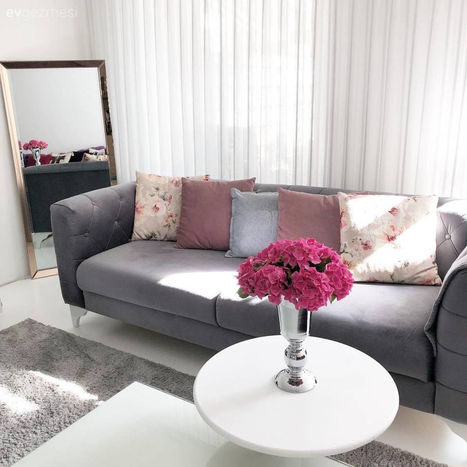 Modern stile klasik dokunuşlar.. Mor ve gri uyumunun hakimiyetinde bir dekor..