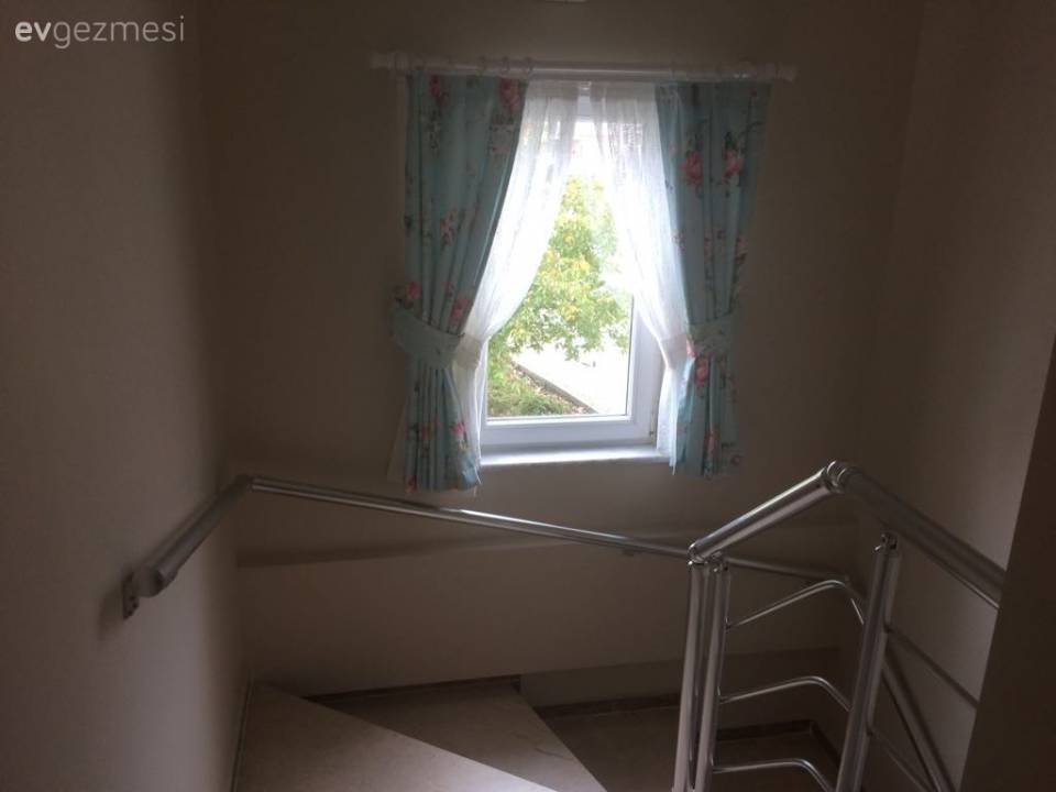 Çatı katında abartıdan uzak ve konforlu. Arzu hanımın keyifli evi..