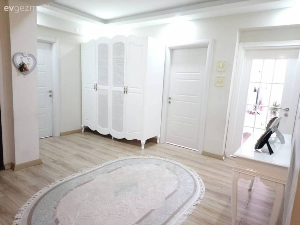 Ferah ve akıcı olduğu kadar canayakın da bir ev. Nil hanımın zarif dekoru..