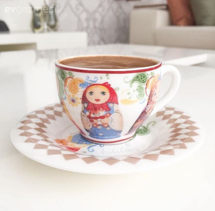 Hilal hanımın az eşya, bol ışıkla zarif ve iç açıcı evi, yeni karelerle..