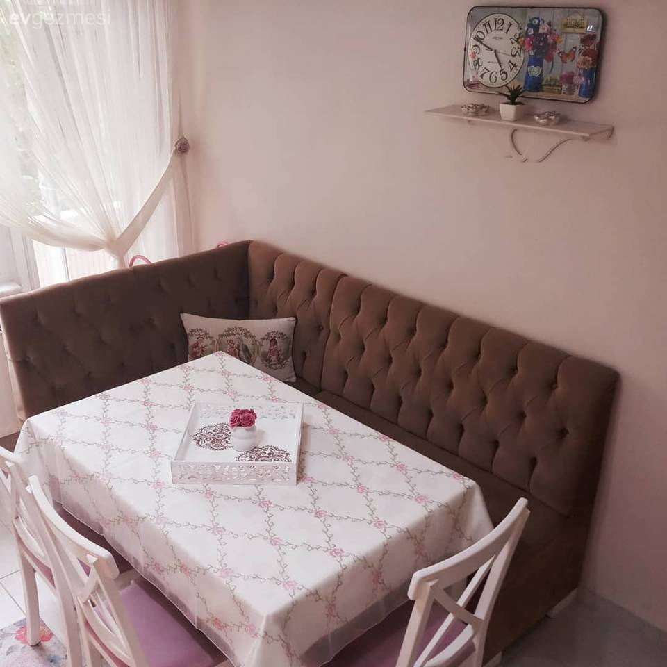 Desenli halı ile neşelenen mutfak, sade banyo. Ayşe hanımın dekoru..