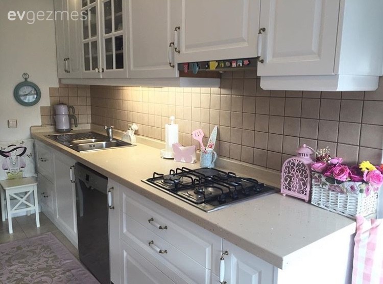 Özlem hanımın sadece kapak ve tezgah arası değişimiyle yepyeni mutfağı