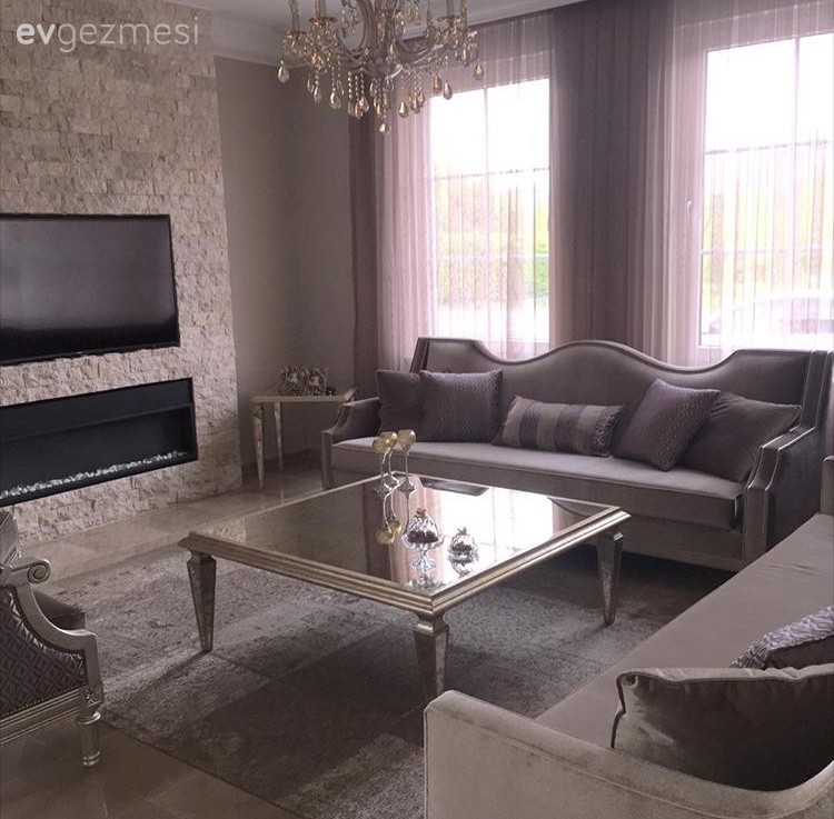 Roza Türkan hanımın antik altın ve mor renklerde klasik stil evi..