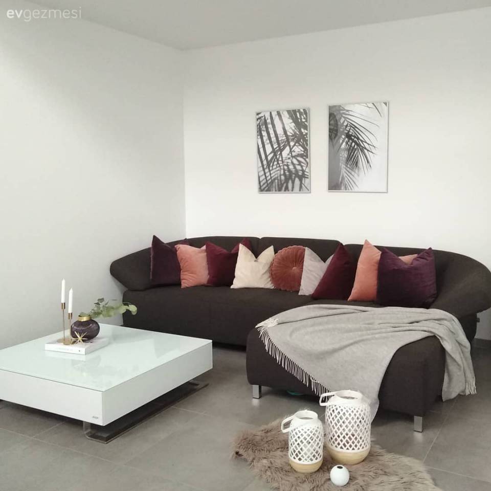 Bu ev modern ve çağdaş stillere göz kırpan, stil sahibi bir dekorasyona sahip..