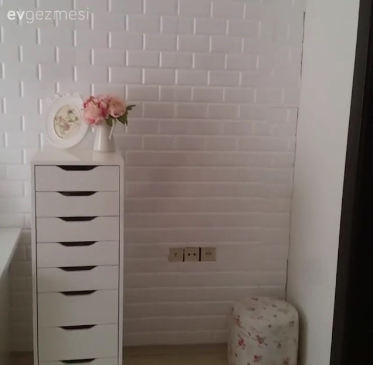 Sina hanımın sıkıldığı ve eskimiş duvar kağıdını yenileme projesi..