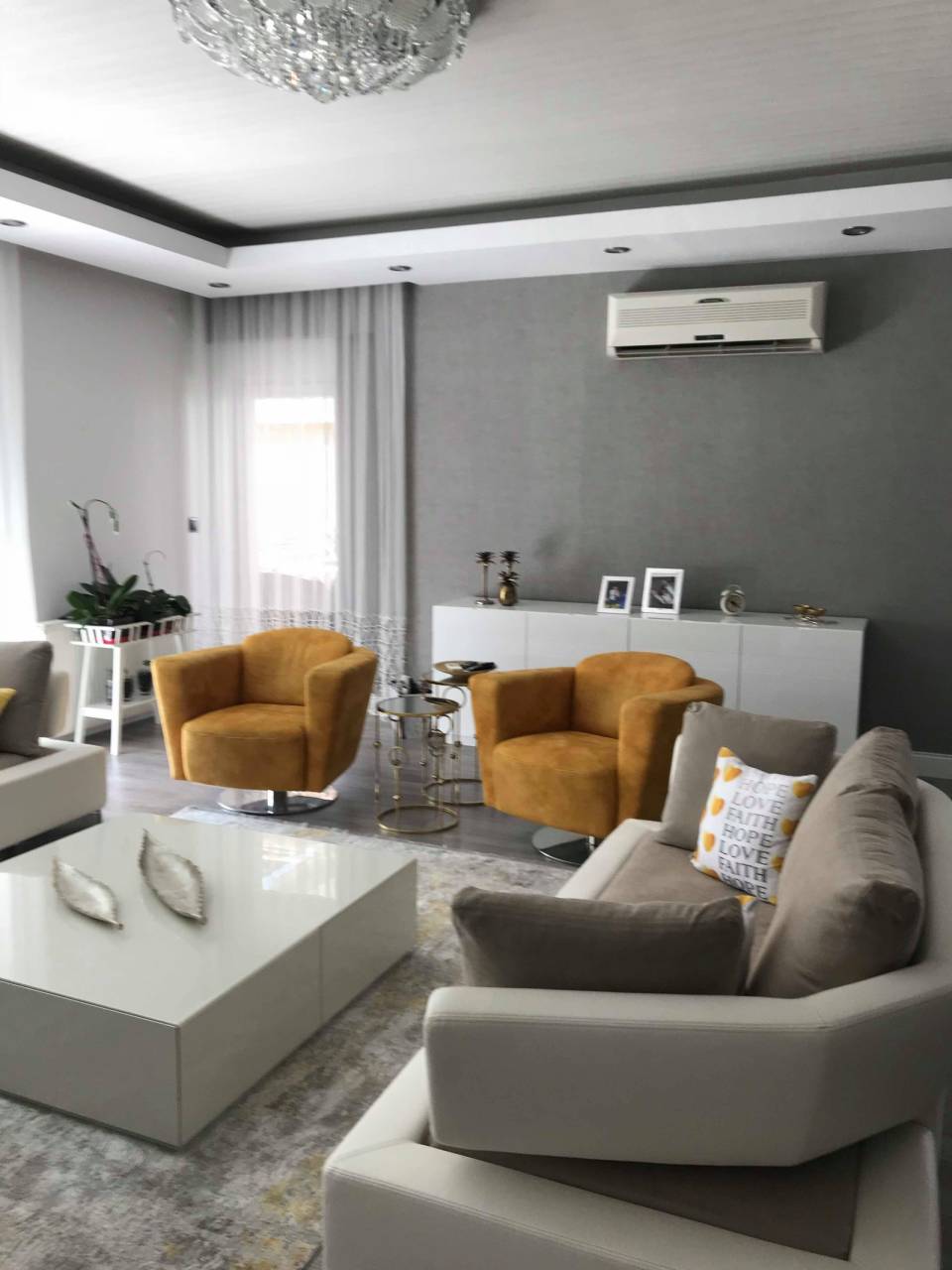 Çağdaş Stildeki Bu Ev Sarı ve Gri Uyumunu Odağa Alıyor