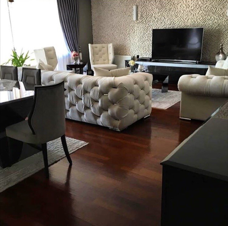 Beyazın zerafetinin siyahın asaletiyle tamamlandığı, çok şık bir ev.