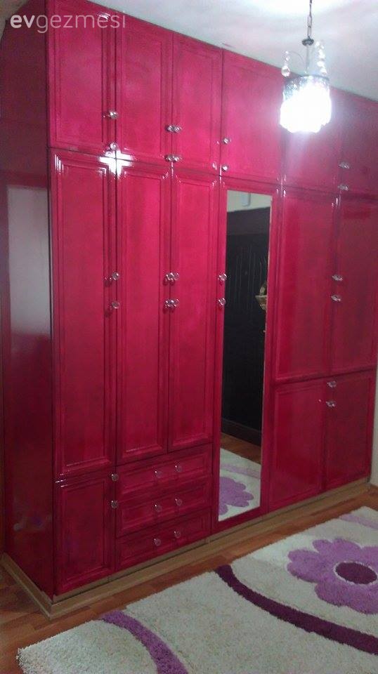 Burcu hanımın boyayarak hareketlendirdiği antre ve çamaşır dolapları..