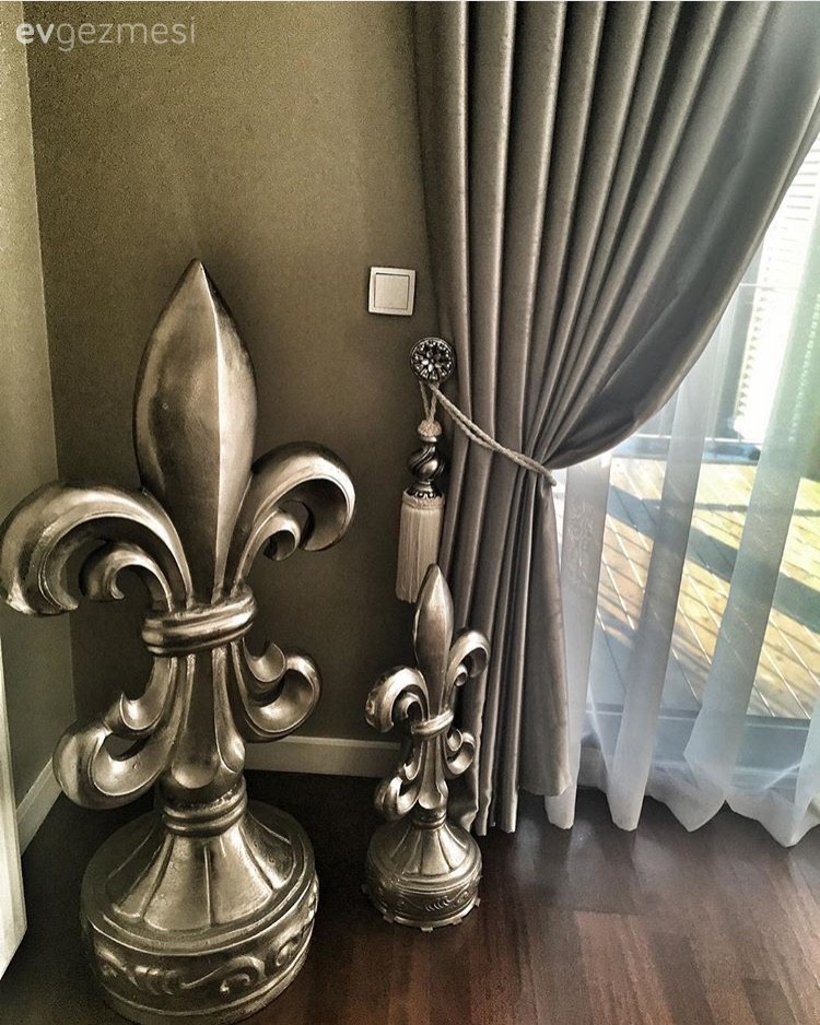 Beyazın zerafetinin siyahın asaletiyle tamamlandığı, çok şık bir ev.