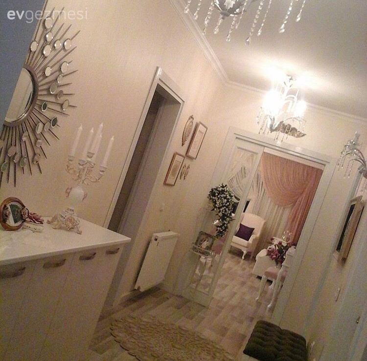 Pastel tonlar, klasik stile eşlik eden şık detaylar. Müveddet hanımın harika dekorasyonu..