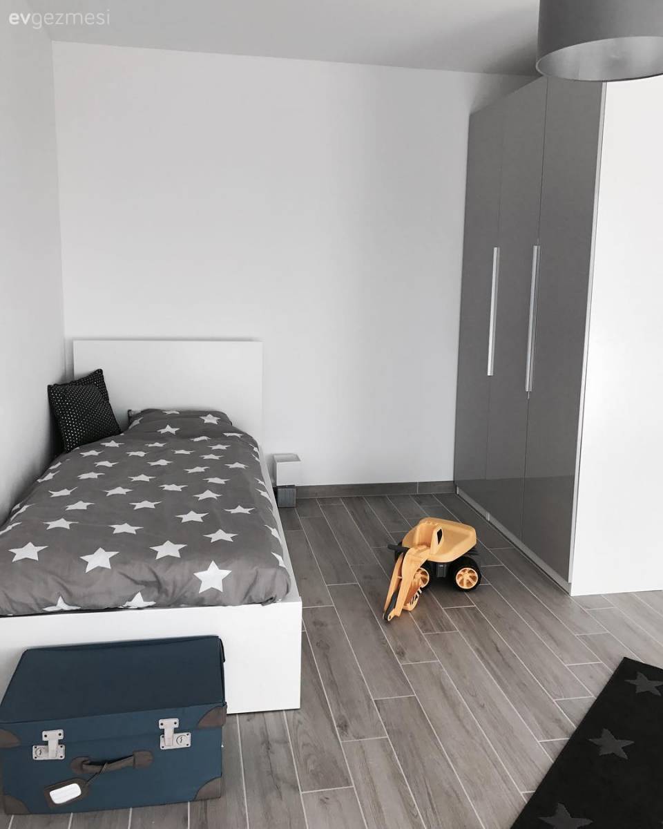 Bu evin modern çizgisi sıcak renkler ve doğal malzemelerle tamamlanmış.