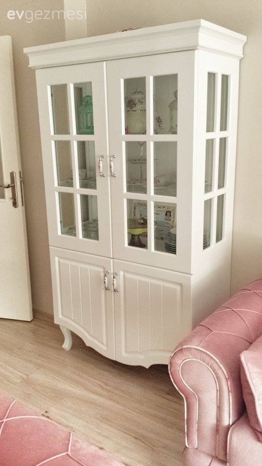 Neslihan hanım bol floral desenle zarif ve iç açıcı evi..