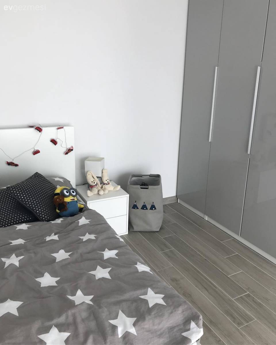 Bu evin modern çizgisi sıcak renkler ve doğal malzemelerle tamamlanmış.