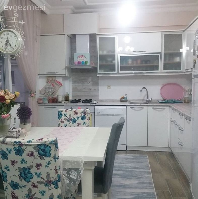 Özlem hanımın folyoyla kaplanarak havası değişen fayans ve tezgahı..