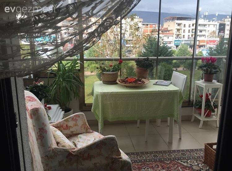 Keyif köşeleri ile dolu bir ev. Yıldız hanımın country esintili dekoru..