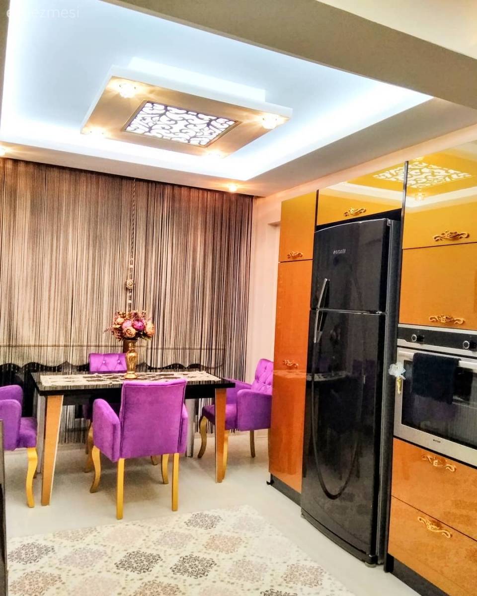 Bu göz alıcı evin dekoru klasiğe modern bir yorum getiriyor. 