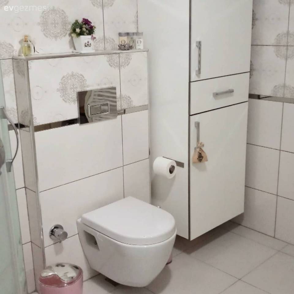Desenli halı ile neşelenen mutfak, sade banyo. Ayşe hanımın dekoru..