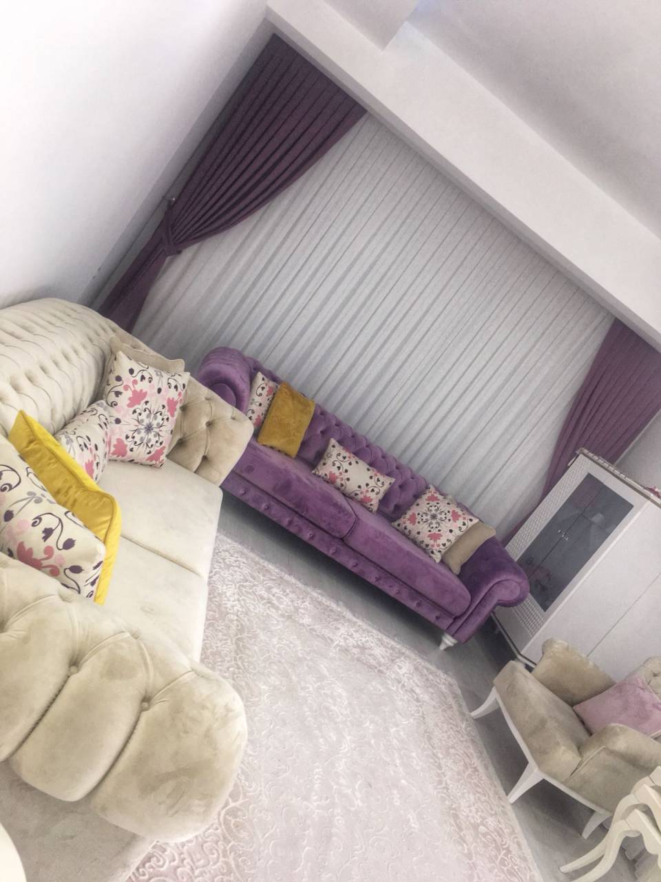 Boş alanlar, açık renkler.. Rahatlatıcı, sade bir dekor.
