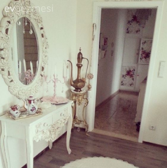 Heykelimsi mobilyalarla Nesrin hanımın antik stil evi..