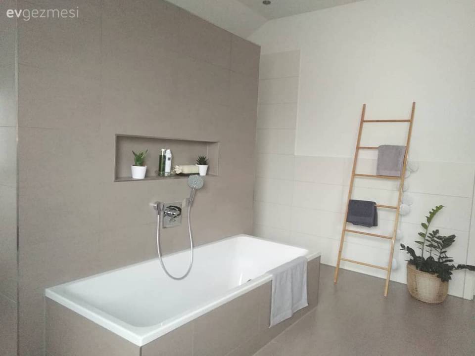 Bu ev modern ve çağdaş stillere göz kırpan, stil sahibi bir dekorasyona sahip..