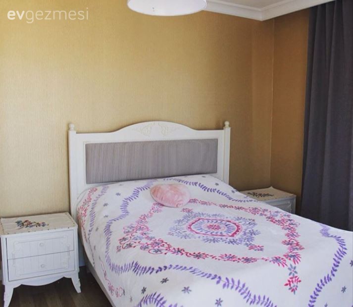 Çiğdem hanımın toprak tonlarla huzur dolu bir görünüm yakaladığı evi..