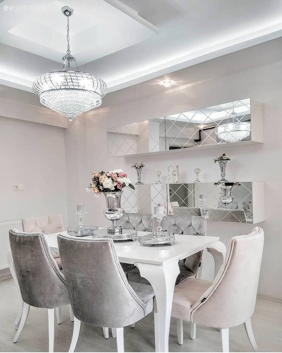 Bu göz alıcı evin dekoru klasiğe modern bir yorum getiriyor. 