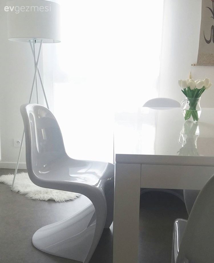 Hat sanatı dekorlarla modern stile hoş bir dokunuş. Sade, şık bir mutfak!