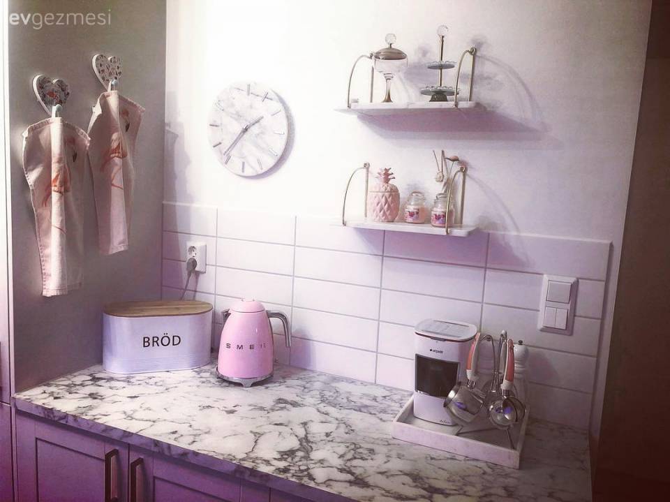 Bu Evde Modern Stil Feminen Bir Çehre Kazanmış