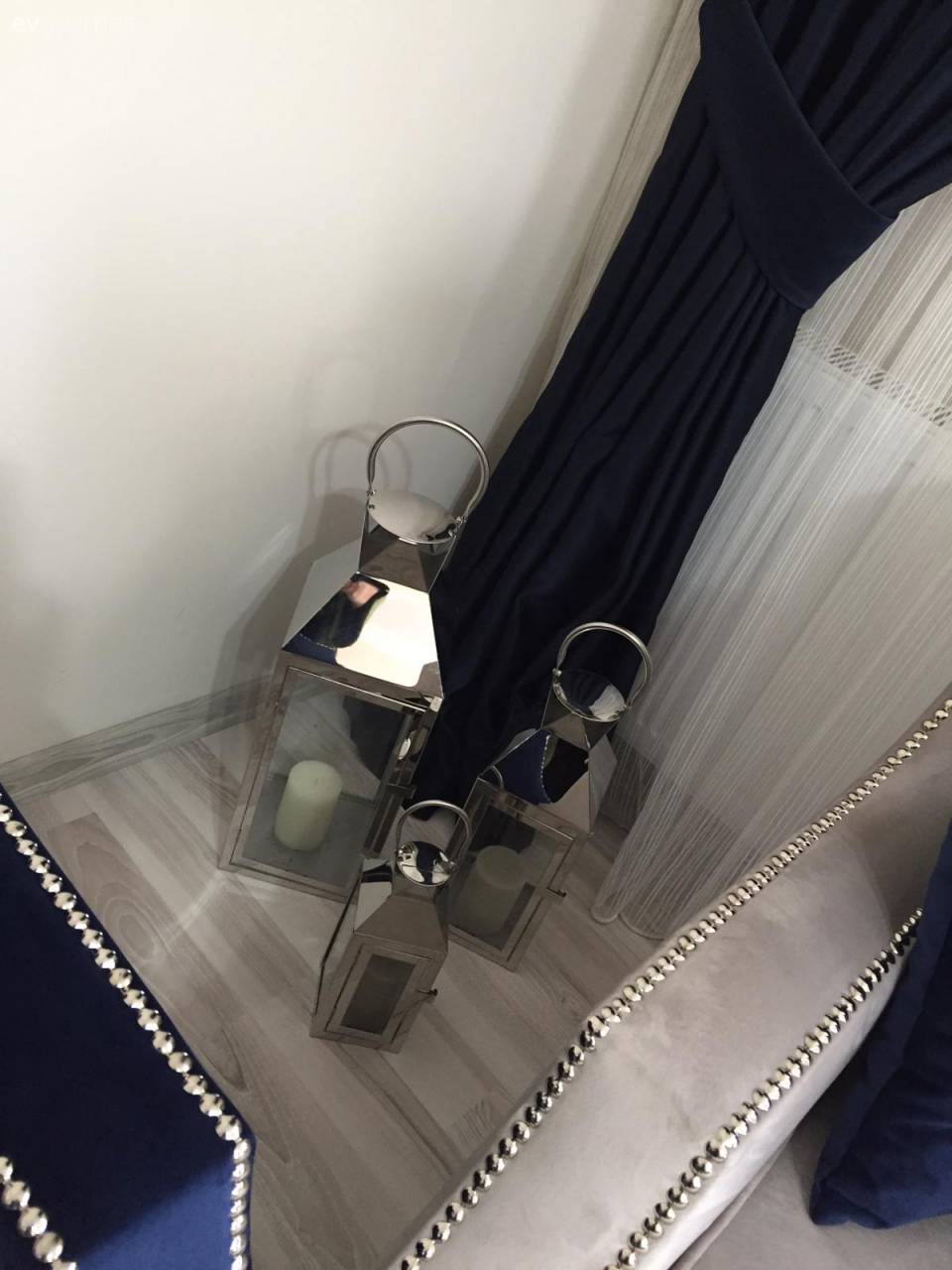 Bu Salonda Klasik Stil Lacivert Vurgusu ile Sofistikeleşiyor