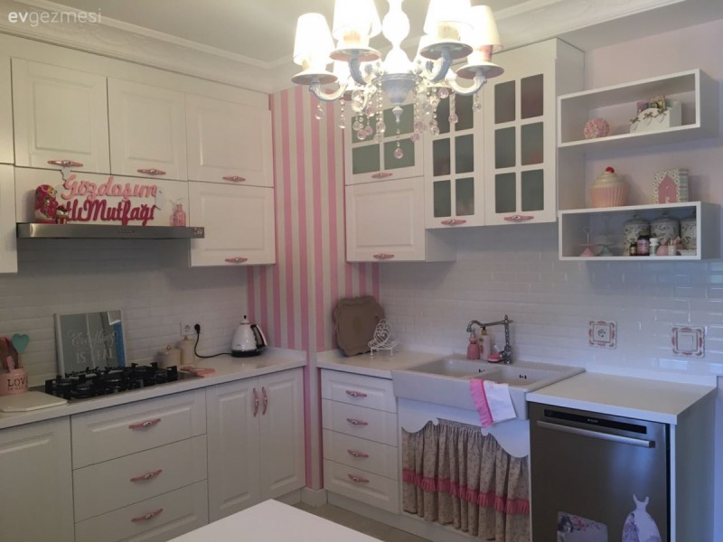 Nostaljik esintili, zarif ve tatlı bir mutfak: Gözde hanımın mutfağı..