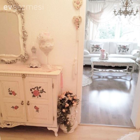 Heykelimsi mobilyalarla Nesrin hanımın antik stil evi..