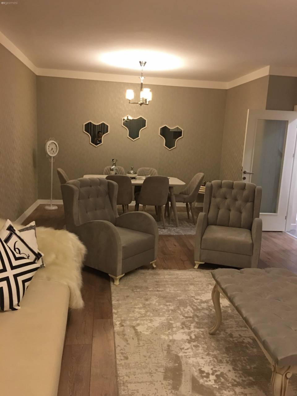 Nötr renkler, uyumlu ve modern görünüm. Bahar hanımın sade ve şık evi..
