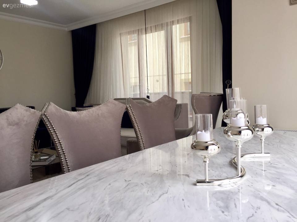 Bu Salonda Klasik Stil Lacivert Vurgusu ile Sofistikeleşiyor