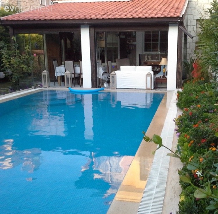 İçim Hanım'ın Alaçatı'da Yaz-Kış Yaşadığı Keyifli Evi..