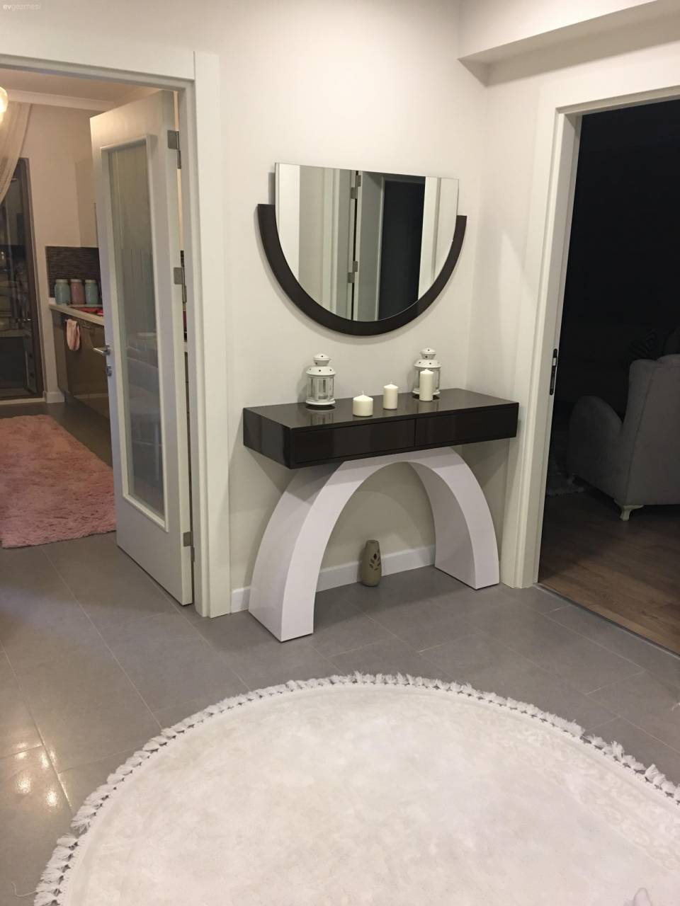 Nötr renkler, uyumlu ve modern görünüm. Bahar hanımın sade ve şık evi..