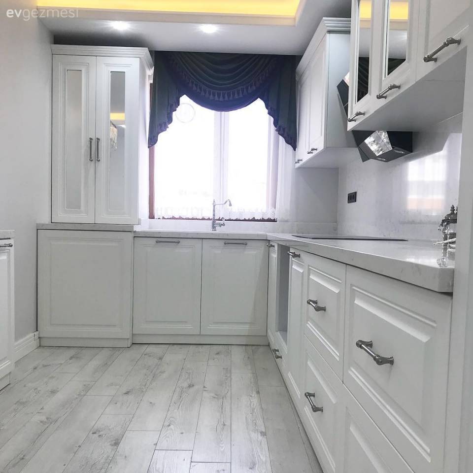 Klasik ve modernin harmanı stile ayna detaylar ile göz alıcı bir ev!