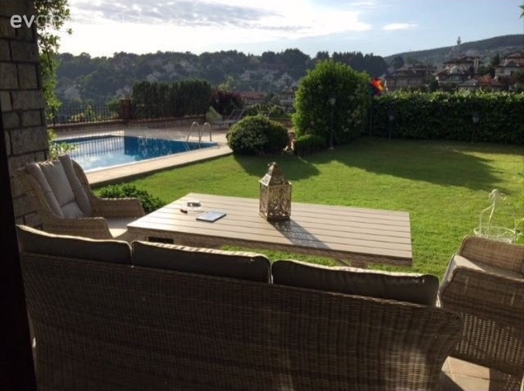 Beyazın zerafetinin siyahın asaletiyle tamamlandığı, çok şık bir ev.