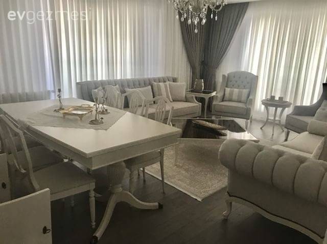 Sohbete elverişli yerleşim, koyu ve açık tonların sakin uyumu. Çağla hanımın evi..