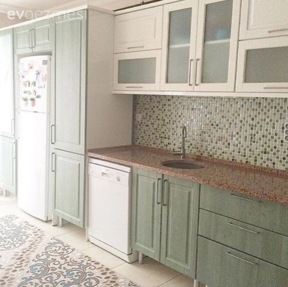 Her odasında farklı bir pastel tonla el emeğinin bol olduğu bir ev.