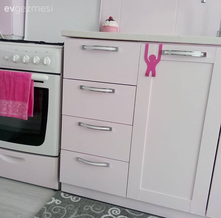 Hilal hanımın aydınlık bir görünüme kavuşan kendi boyadığı mutfağı..