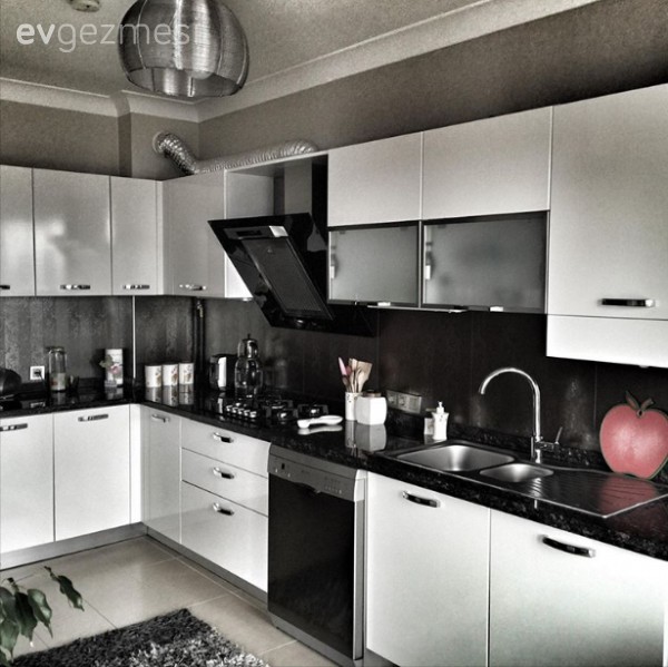 Nötr bir renk paletinin kullanıldığı modern ve şık bir ev..