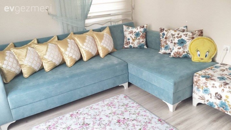 Neslihan hanım bol floral desenle zarif ve iç açıcı evi..