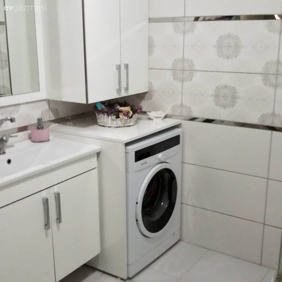 Desenli halı ile neşelenen mutfak, sade banyo. Ayşe hanımın dekoru..