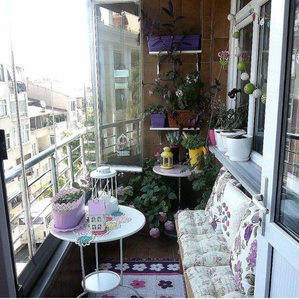 Aygül Hanım'ın bordo ve gümüş ağırlıklı şık salonu