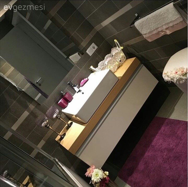 Beyazın zerafetinin siyahın asaletiyle tamamlandığı, çok şık bir ev.