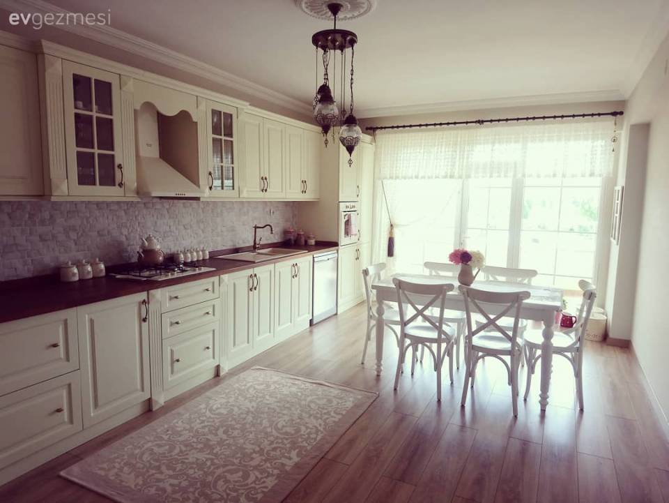 Ferah ve akıcı olduğu kadar canayakın da bir ev. Nil hanımın zarif dekoru..