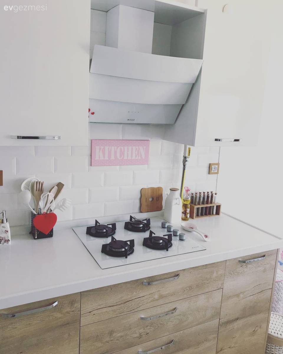 Sıcak renkler, country mobilyalar ve loş ışıklar. Keyifli ve zarif bir ev..