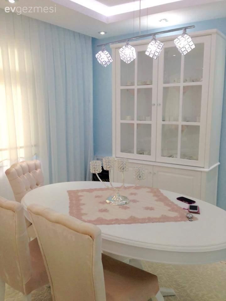 Zehra hanımın her odasında farklı renklerle, cıvıl cıvıl evi.
