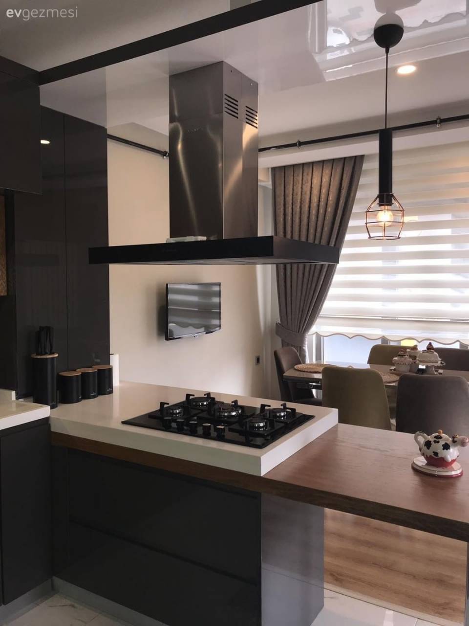 Bu Modern Mutfak Antrasit ve Ceviz Uyumu ile Tarzını Kazanmış