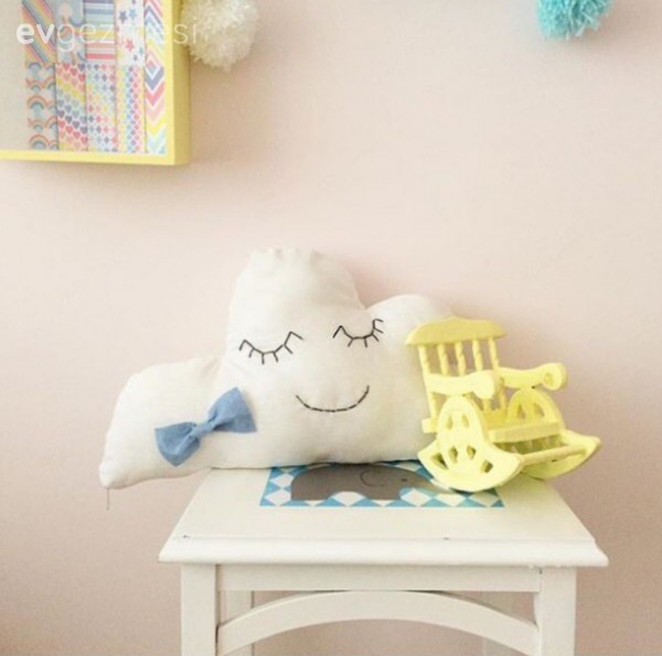 Her odasında farklı bir pastel tonla el emeğinin bol olduğu bir ev.